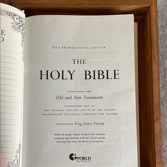 Holy Bible in Cedar Wood Presentation Box - Picture 3 of 16